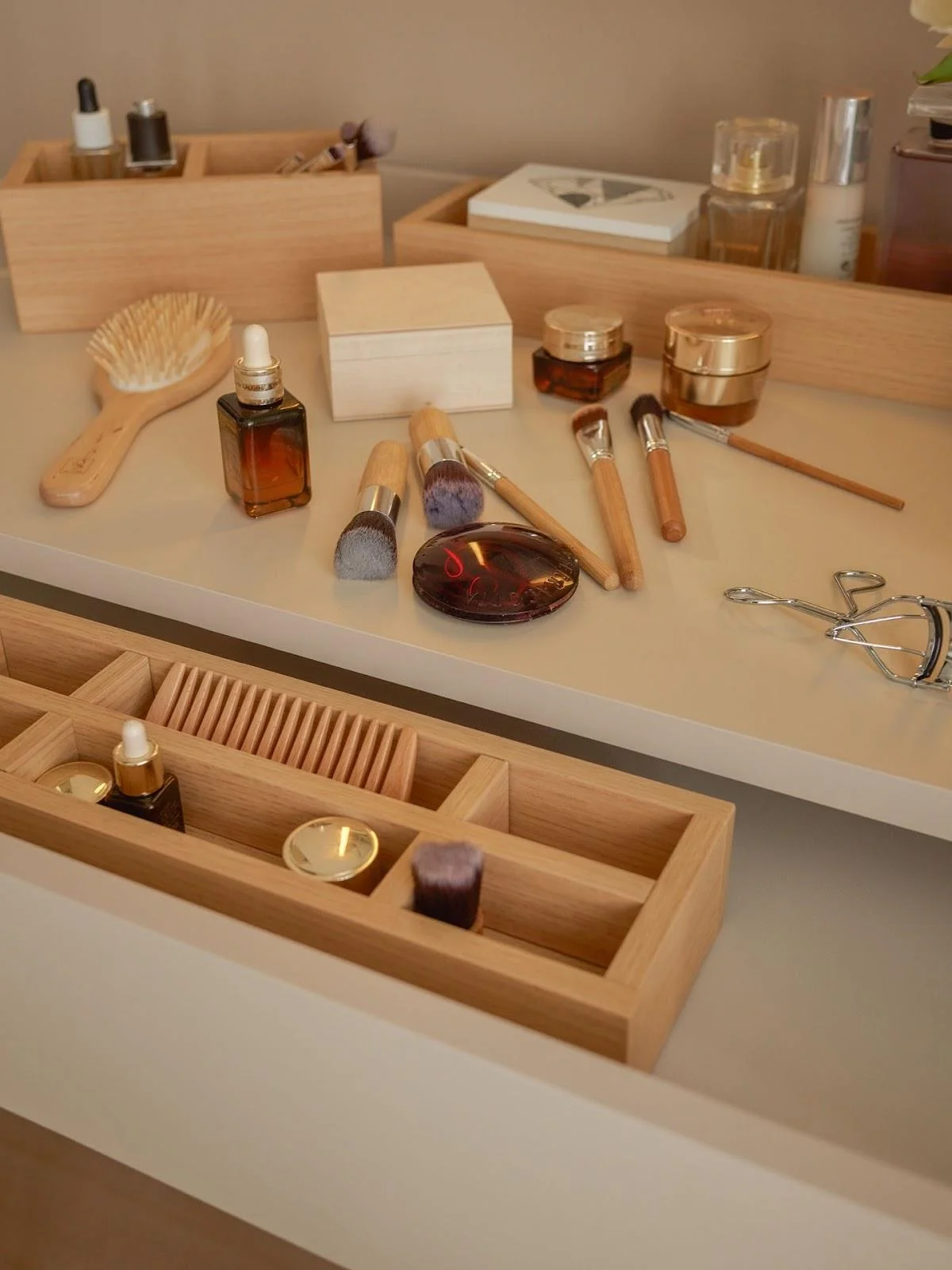 Drewniany organizer w szufladzie